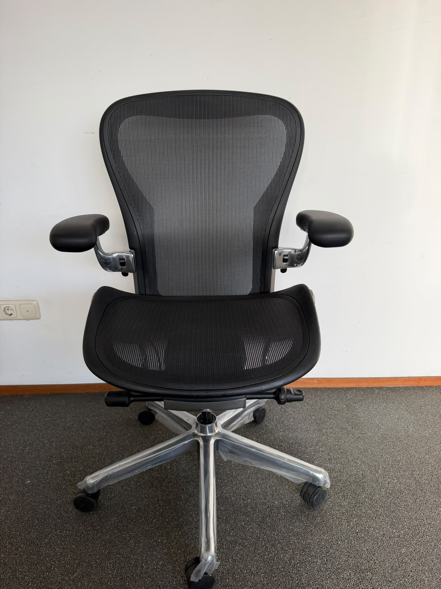Herman Miller Aeron Remastered Onyx Polished C - 001 